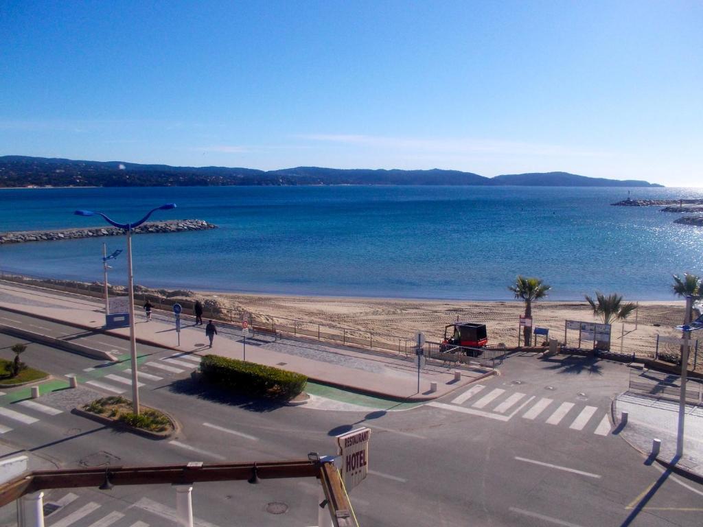 Hôtel Les Alizés Cavalaire-sur-Mer Kültér fotó